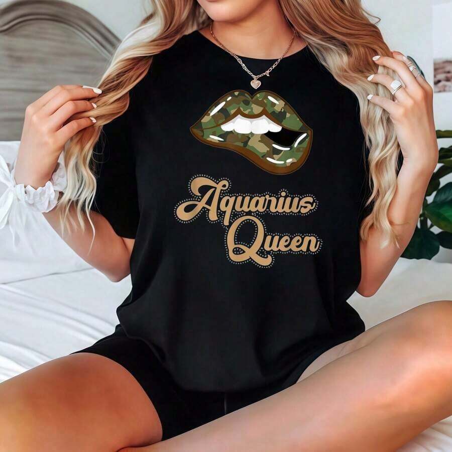 Camiseta Negra de Manga Corta con Estampado de Labios Camuflados y Texto de Acuario - Ropa Casual Playera Holgada para Mujer - Negro - Ver 1