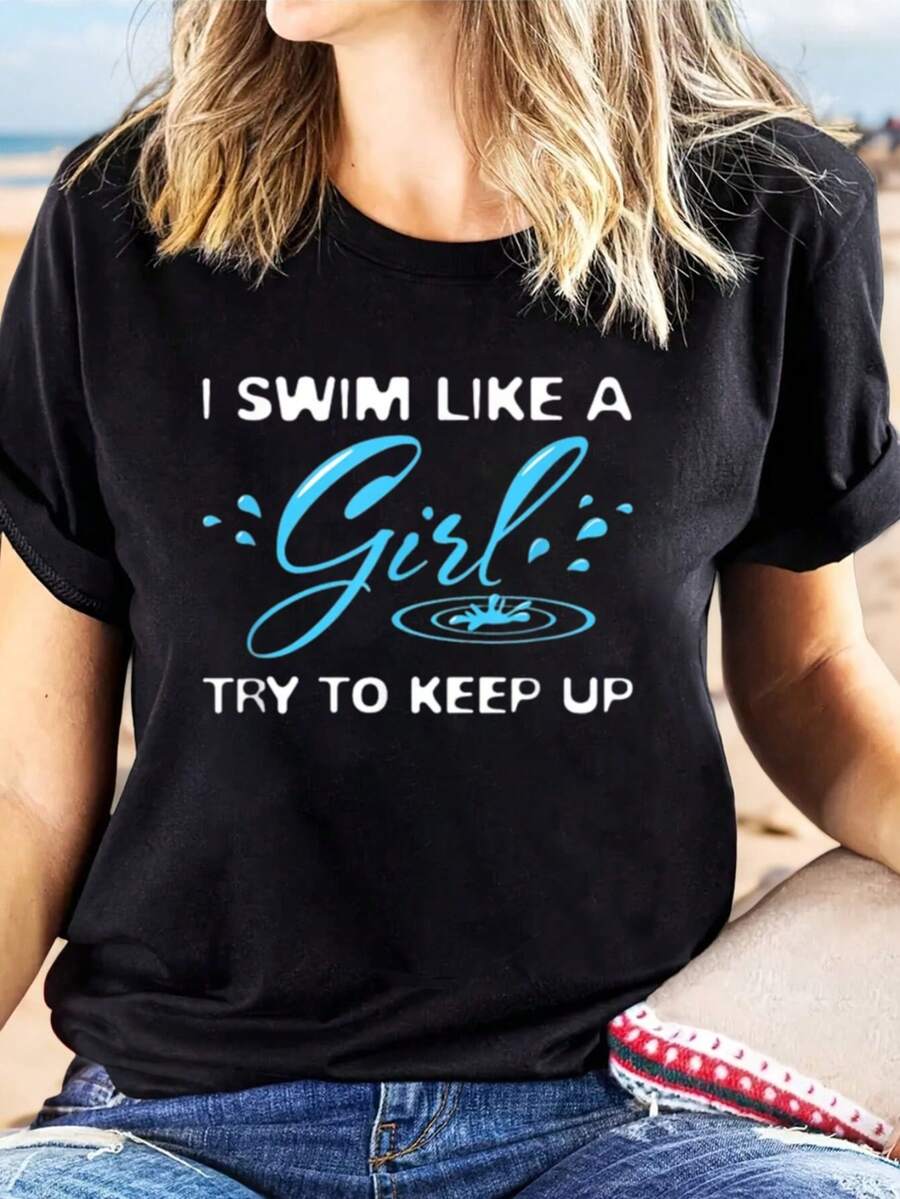 Camiseta de algodón puro con el eslogan "I SWIM LIKE A Girl TRY TO KEEP UP" y estampado de salpicaduras de agua. Camiseta de mujer moderna y casual de cuello redondo para primavera/verano. Adecuada para salidas animadas, actividades al aire libre, desplazamientos diarios, ropa versátil y elegante. - Negro - Ver 1
