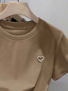 Camiseta de manga corta de unicolor con decoración de tachuelas en forma de corazón, de uso versátil y casual - Camel - Ver 3