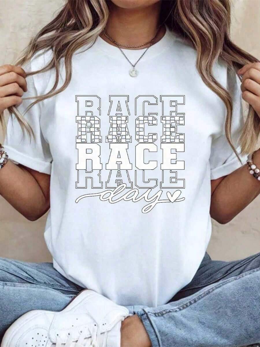 Suave, transpirable y ligera para comodidad durante todo el día. Camiseta de manga corta para mujer con estampado gráfico de "Race Race Race Race Day", top casual de verano, tela cómoda, reg - Blanco - Ver 1