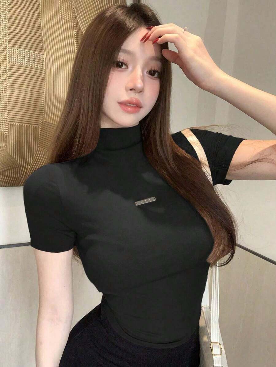 Camiseta De Manga Corta Elegante Y Ajustada Para Mujeres De Cuello Alto Y Color Sólido Con Logotipo De Marca Bordado - Negro - Ver 1