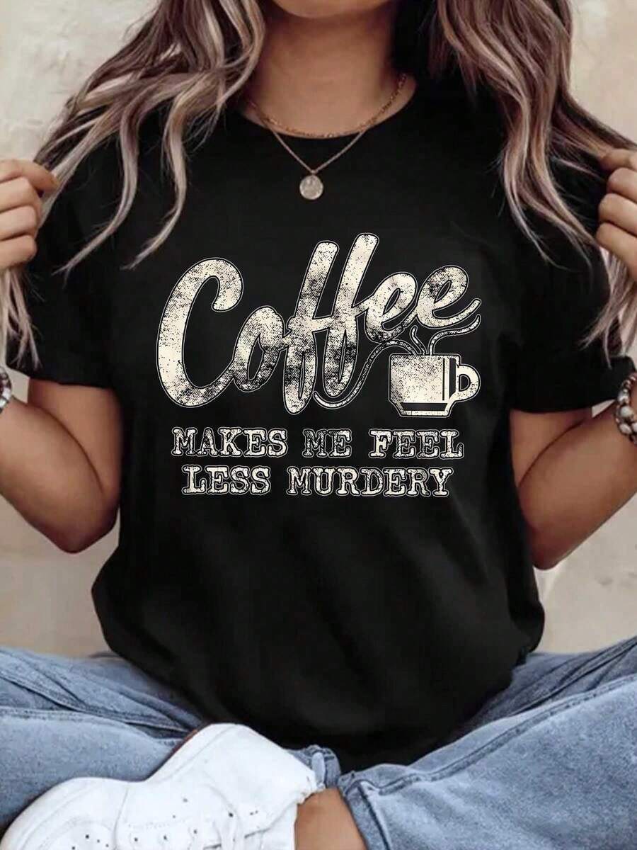 Suave, transpirable y ligero para comodidad durante todo el día. Camiseta de manga corta para mujer con estampado gráfico "Coffee Makes Me Feel Less Y", corte holgado informal para uso diario. Tela cómoda, perfecta como regalo. 220g. Cuello redondo clásico con un corte relajado que favorece todas las formas del cuerpo y es fácil de combinar con jeans, shorts y leggings. - Negro - Ver 1