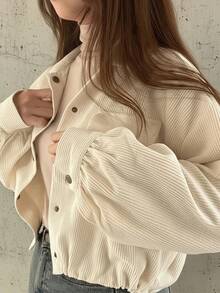 Chaqueta corta de mujer en caqui, blusa casual de estilo vintage utilitario, estilizante y alargadora, con dobladillo ajustable con cordón - Albaricoque - Ver 2