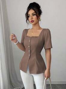 Blusa de manga corta con ajuste entallado, cuello cuadrado, volantes y abotonadura, elegante y casual para vacaciones y oficina, en unicolor - Marrón - Ver 4