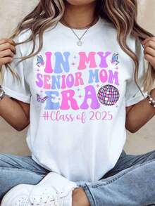Camiseta "En Mi Era de Mamá de Graduada" Clase de 2026, Regalo para Mamá de una Chica Graduada, Regalo de Cumpleaños para Mamá, Celebración del Día de la Madre, Top Casual de Moda para Mujer, 220g - Estilo Vintage Urbano, Camiseta Unisex de Algodón Suelto de Manga Corta con Cuello Redondo, 100% Algodón - Blanco - Ver 1