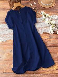 Vestido blanco para mujer con efecto arrugado de tela estilo lino, mangas caídas de hombro, con parches de encaje floral calado - Azul marino - Ver 2