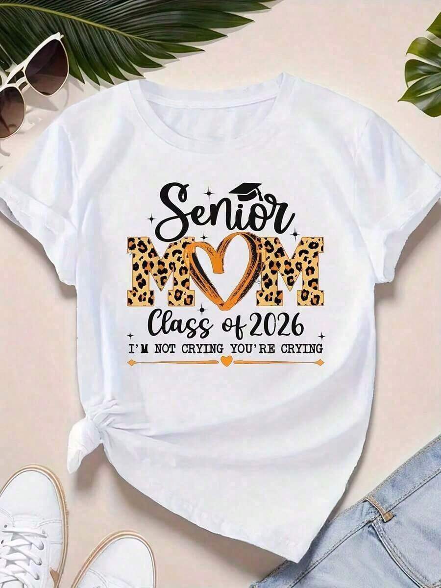 Camiseta de cuello redondo para mujer, diseño de corazón con estampado de leopardo, "No estoy llorando, tú estás llorando", regalo de graduación para madre de graduado, 220g, transpirable y cómoda. - Blanco - Ver 1