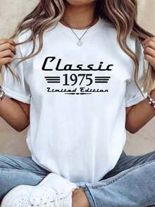 Suave, transpirable y ligera para comodidad durante todo el día. Camiseta de manga corta para mujer con estampado clásico de edición limitada 1975, corte holgado informal para uso diario. Tela cómoda, perfecta como regalo. 220g. Cuello redondo clásico con un corte relajado que favorece todas las formas del cuerpo y es fácil de combinar con jeans, shorts y leggings. - Blanco - Ver 12