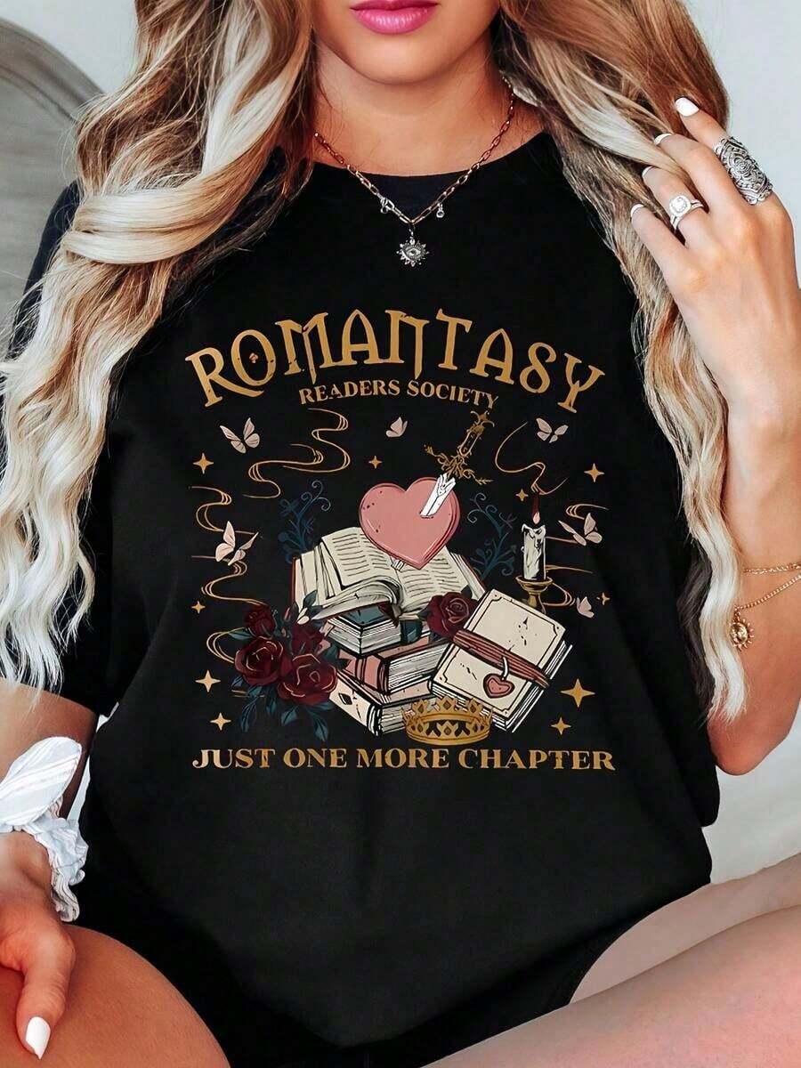 Romantasy Readers Society T-Shirt With A Print Of Books, Hearts, Roses, And A Crown, Featuring The Phrase "Just One More Chapter." A Literary-Themed Shirt For Book Lovers, Book Club Events, And Casual Wear. Women's Casual Blouse - 黑色 - 查看 1