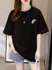 Camiseta negra básica de moda y estilo casual con diseño de luna para mujer, perfecta para el uso diario y salidas casuales. Disponible en tallas S, M, L y colores negro, gris. Indumentaria femenina popular y buscada. - Negro - Ver 1