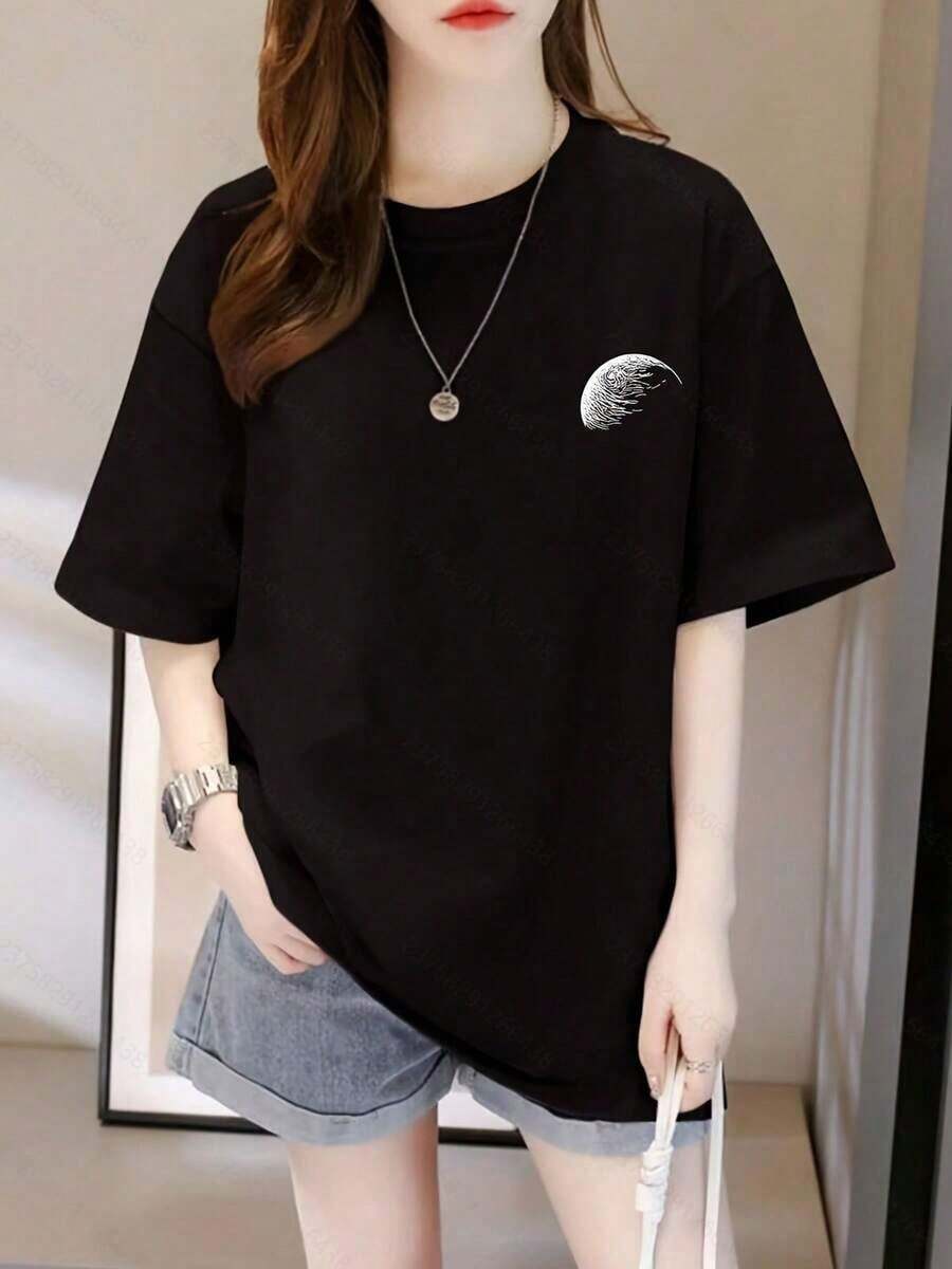 Camiseta negra básica de moda y estilo casual con diseño de luna para mujer, perfecta para el uso diario y salidas casuales. Disponible en tallas S, M, L y colores negro, gris. Indumentaria femenina popular y buscada. - Negro - Ver 1