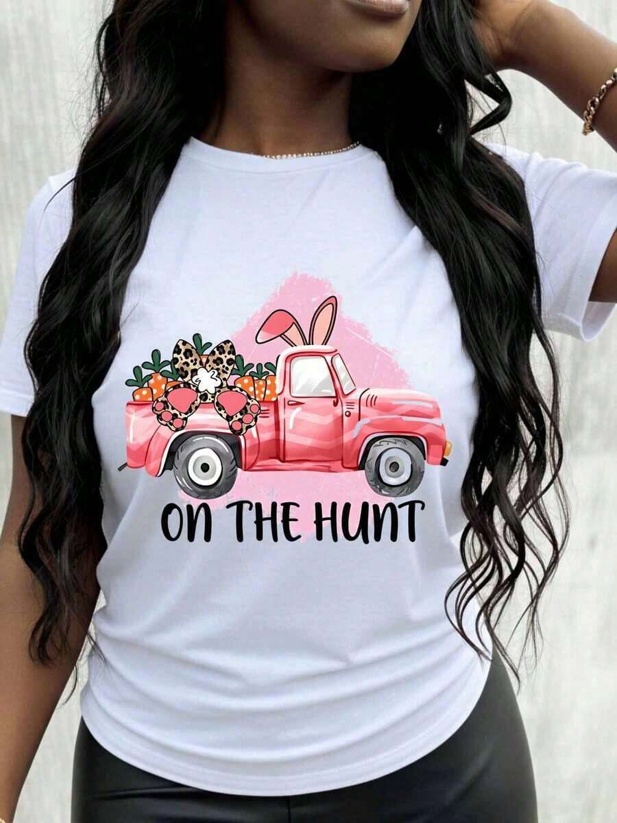 Camiseta Gráfica para Mujer "On The Hunt" con Diseño de Camión de Conejito de Pascua, Coche Rosa, Flores y Zanahorias, Playera Holgada para Mujer - Blanco - Ver 1