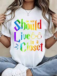 Camiseta con Estampado de Arcoíris "No One Should Live In A Closet", Ropa Deportiva Casual para Mujeres y Hombres, Estilo Unisex, Top de Moda, Ajuste Holgado y Cómodo, Estilo Urbano Vintage, Camiseta Unisex de Algodón de Manga Corta con Cuello Redondo, 100% Algodón. - Blanco - Ver 1