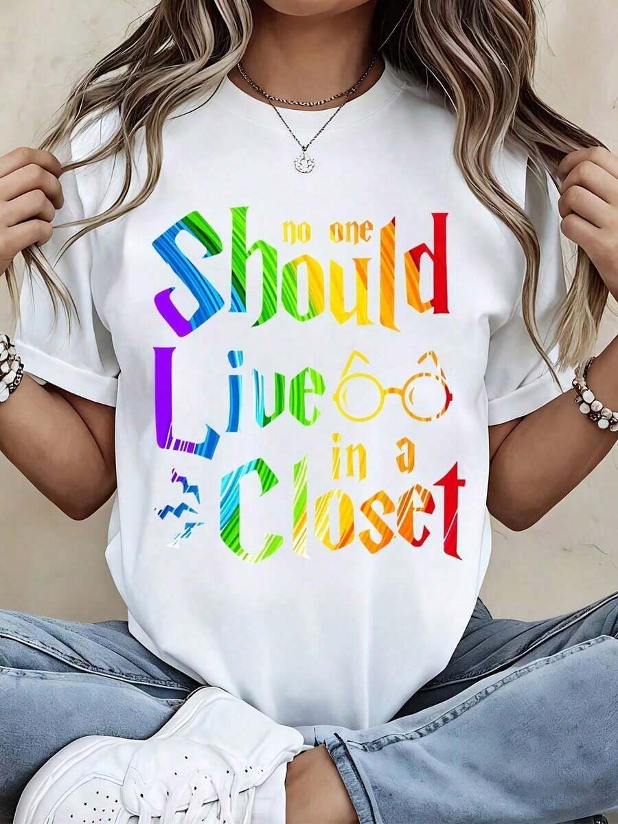 Camiseta con Estampado de Arcoíris "No One Should Live In A Closet", Ropa Deportiva Casual para Mujeres y Hombres, Estilo Unisex, Top de Moda, Ajuste Holgado y Cómodo, Estilo Urbano Vintage, Camiseta Unisex de Algodón de Manga Corta con Cuello Redondo, 100% Algodón. - Blanco - Ver 1