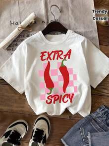 Una camiseta moderna y elegante para chicas con un estilo retro Y2K, diseñada con un patrón de cuadros rosados y blancos, un motivo de chile y la frase 'EXTRA SPICY' impresa en ella. Esta camiseta de manga corta y cuello redondo es perfecta para salidas informales. - Blanco - Ver 1