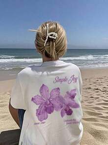 Esta camiseta de cuello redondo con estampado floral y letras coloridas para mujer es moderna y versátil.La camiseta gráfica viene en blanco y rosa, adecuada para usar en vacaciones.Verano Casual - Blanco - Ver 3