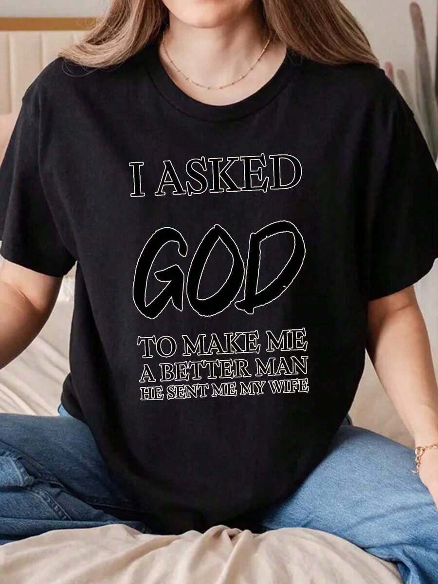 Soft, Breathable, And Lightweight For All-Day Comfort. Women's T-Shirt With The Print "I Asked God To Make Me A Better Man, He Sent Me My Wife" - Crew Neck - Casual Wear For Everyday Wear, Lounging At Home, Or As A Gift - Comfortable Fabric, Perfect For Gifting - 220g. Classic Crew Neck With A Relaxed Fit That Flatters All Body Types And Is Easy To Pair With Jeans, Shorts, And Leggings. - 黑色 - 查看 1