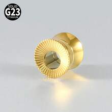 1 chiếc khuyên tai dạng ống tròn mạ vàng 18K bằng titan G23, khắc hoa văn, có phần eo rỗng và ren bên trong, dùng cho cả nam và nữ, thích hợp sử dụng hàng ngày. - 1 miếng che tai hình tròn có hoa - Xem 16