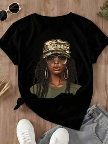 Camiseta Casual para Mujer con Estampado Gráfico de Gorra de Camuflaje y Gafas de Sol, Estilo Urbano para Uso Diario - Negro - Ver 2