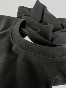 Camiseta de Talla Grande con Estampado de Montañas y Sol, una Escena de Naturaleza Tranquila que muestra capas de montañas silueta frente a un sol brillante, Camiseta 100% Algodón para Calma y Estilo. - Negro - Ver 5