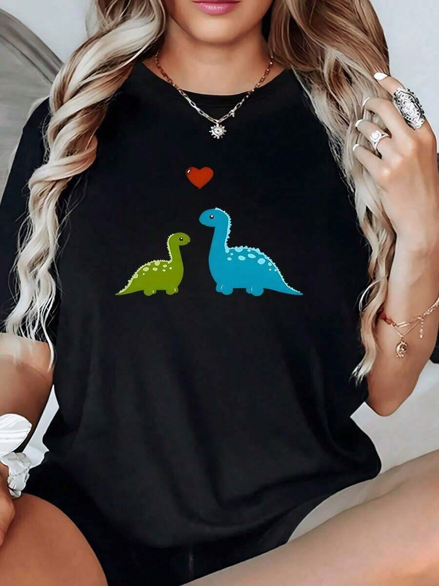 Women's Clothing: Drawing Of Two Colorful Dinosaurs Exchanging A Tender Look With A Red Heart Symbolizing Love. Casual Short-Sleeved Women's T-Shirt. - 黑色 - 查看 1