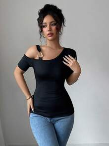 Camiseta de manga corta ajustada con hombros descubiertos y detalles de hebilla metálica para mujer. De diseño elegante y sencillo, se puede combinar con vaqueros, pantalones o faldas, ideal para diversas ocasiones. - Negro - Ver 1