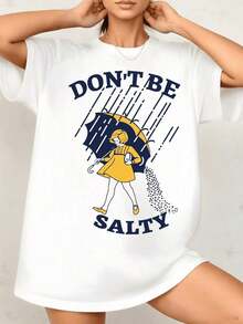 SimpieAndVersatileDesignNi?a con vestido amarillo sosteniendo paraguas azul caminando bajo lluvia mientras derrama sal evocando mensaje motivacional camiseta de mujerCottonT-Shirt - Blanco - Ver 7