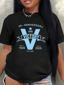 Camiseta de manga corta ligera conmemorativa del 80º aniversario del Día de la Victoria Europea (1945-2026), diseñada para ser duradera. Adecuada para el hogar, la oficina o salidas informales, es cómoda y elegante para celebrar la victoria de Europa. - Negro - Ver 1