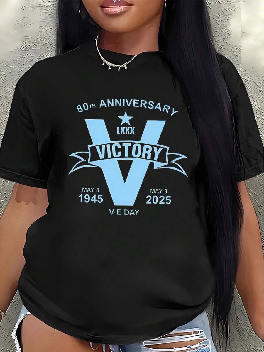Camiseta de manga corta ligera conmemorativa del 80º aniversario del Día de la Victoria Europea (1945-2026), diseñada para ser duradera. Adecuada para el hogar, la oficina o salidas informales, es cómoda y elegante para celebrar la victoria de Europa. - Negro - Ver 1