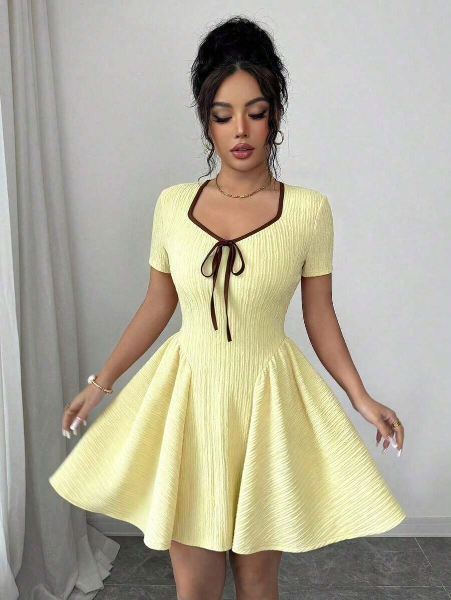 Vestido corto de manga corta ajustado y acampanado con diseño de lazo en color albaricoque y marrón, elegante para mujer, primavera/verano - Amarillo - Ver 1
