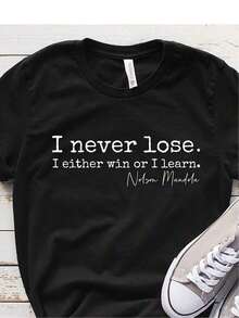 Camiseta negra única con frase inspiradora nunca pierdo ya sea que gane o aprenda diseño Y2K moderno ideal para quienes buscan motivación y estilo en su vestimenta producto de alta calidad para lucir en cualquier ocasión y destacar con confianza - Negro - Ver 12