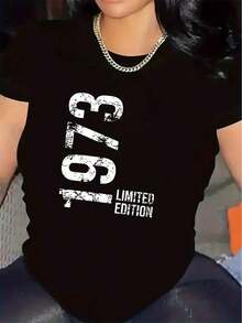 Cómodo Camiseta Gráfica Vintage de Mujer 1973 - Edición Limitada Retro - Camiseta Ligera de Poliéster - Lavable a Máquina para Uso Diario - Blanca con Números Negros Atrevidos - Para Atuendos Casuales y Formales, Prenda Versátil de Guardarropa, Ropa Urbana Moderna, Material Transpirable, Blusa Elegante, Para Entusiastas de la Moda, playeras de mujer algodon, blusa casual mujer,  mujer - Negro - Ver 1