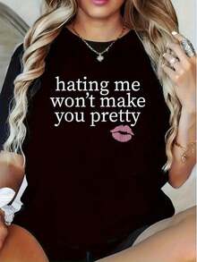 Camiseta gráfica con la frase "Incluso si las mujeres me odian, eso no te impedirá ser hermosa" impresa en ella - Camiseta negra suave de corte holgado con texto llamativo y diseño de labios, perfecta para uso casual, fiestas y eventos sociales - Una camiseta con una cita humorística, ideal como regalo de cumpleaños. - Negro - Ver 1