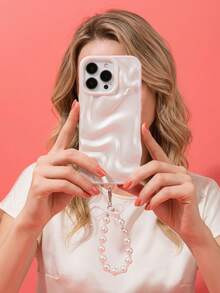 ShellaStory Funda de teléfono de moda con elementos de perla blanca minimalista, pulsera con diseño de patrón de onda 3D y cordón, compatible con iPhone 17 Pro / 17 Air / 17/16 / 17 Pro Max / Pro Max / Pro / 16 Plus / 16/16 / 15/15 Pro Max / 15 Plus / 15 Pro / 11/12/13/14 Pro Max / 11 Pro / 11 Pro Max / 12 Pro / 12 Pro Max / 13 Pro / 13 / 14 Pro Max / Pro Max / 14 Pro / 14 Plus, regalo de cumpleaños y primavera minimalista y de moda - Pulsera/brazalete de perla blanca premium + perla - Ver 3