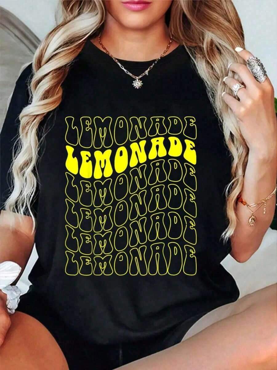 Under The Radar Camiseta 100% Algodón con Estampado Retro de Puesto de Limonada, Corte Relajado Vintage para Mujer, Camisetas Suaves de Primera Calidad, Estampado de Cuello Redondo, Camisetas de Moda - Estilo Urbano Vintage, Camiseta Unisex de Manga Corta y Cuello Redondo de Algodón Suelto - Negro - Ver 1