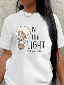 Camiseta ligera, estampada con el versículo bíblico "Sé la luz", un mensaje cristiano inspirador para mujeres, adecuada para uso diario, en casa, en la iglesia o en salidas informales. - Blanco - Ver 1