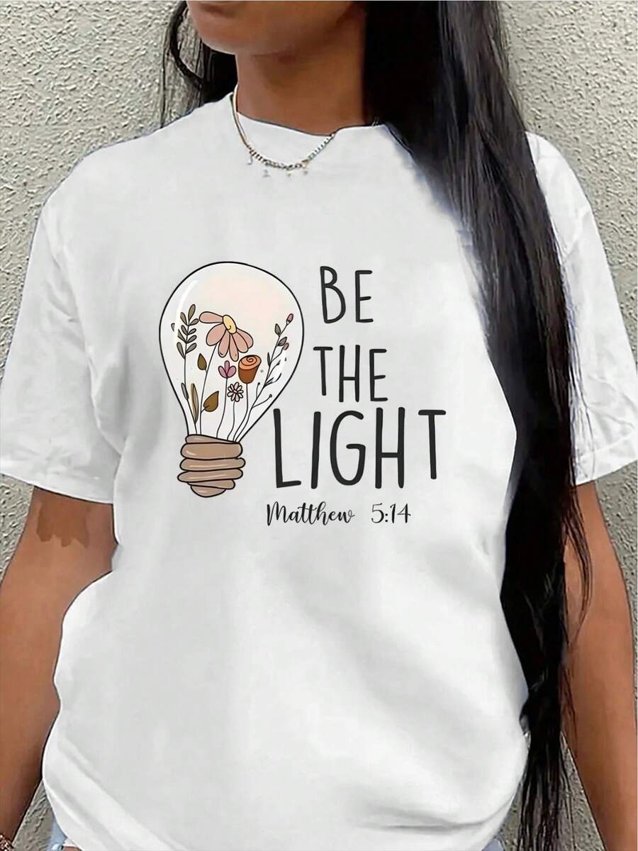 Camiseta ligera, estampada con el versículo bíblico "Sé la luz", un mensaje cristiano inspirador para mujeres, adecuada para uso diario, en casa, en la iglesia o en salidas informales. - Blanco - Ver 1
