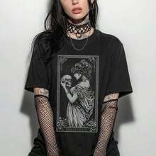 Camiseta gótica "Kiss of Death Taroard" (talla S1), camiseta con gráficos de brujas (talla S1), ropa alternativa "whimsigoth", camiseta punk grunge emo alternativa (talla S1), regalo gótico para ella.Camiseta unisex de algodón 220G.Ropa de primavera, verano y otoño para mujer y hombre.Resistente y suave, combina estilos urbanos, retro y minimalistas.Ideal para uso diario, festivales, trabajo, salidas de fin de semana o para relajarse.Ideal para cumpleaños, aniversarios o simplemente porque sí.Regalos de San Valentín, Carnaval, San Patricio y Pascua. - Negro - Ver 6
