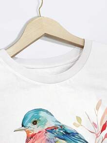 La camiseta de corte ajustado y favorecedor de Soft Wo está hecha de 100% algodón puro. Esta tela es suave al contacto con la piel, transpirable y absorbe la humedad, garantizando comodidad sin sentirse sofocante.El Gart presenta un vibrante diseño en acuarela de aves posadas en una rama. - Blanco - Ver 4
