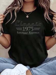 Soft, Breathable, And Lightweight For All-Day Comfort. Women's Short-Sleeve T-Shirt With A Limited-Edition Classic 1975 Print, Casual Loose Fit For Everyday Wear. Comfortable Fabric, Perfect As A Gift. 220g. Classic Crew Neck With A Relaxed Fit That Flatters All Body Types And Is Easy To Pair With Jeans, Shorts, And Leggings. - 黑色 - 查看 7