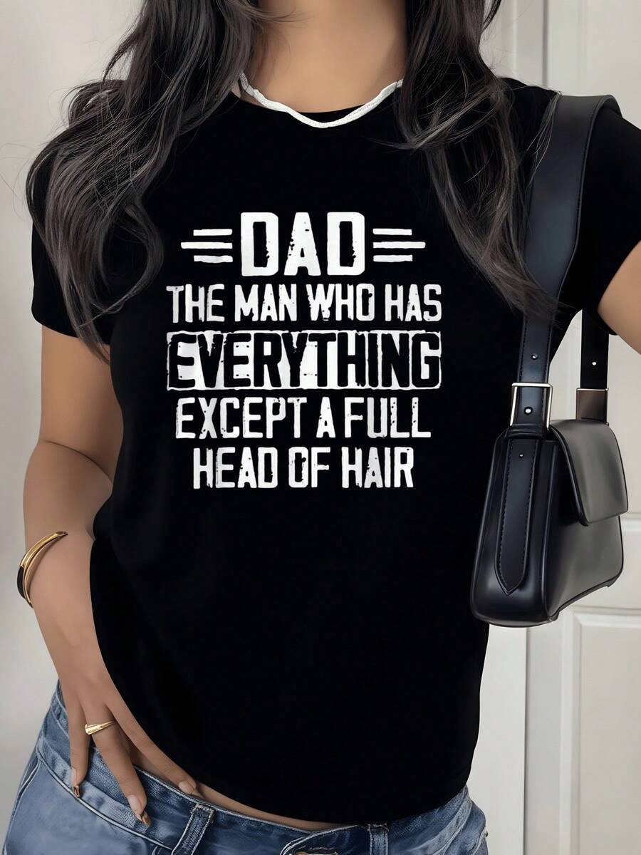 Dad, The Man Who Has Everything Except A Full Head Of Hair. A Funny Graphic Statement For The Modern Dad, This Women's T-Shirt Humorously Celebrates Paternal Achievements, Highlighting Mothers' Adoration For Their Husbands With A Playful Hair Twist On This Comfortable And Stylish Women's T-Shirt. - 黑色 - 查看 1