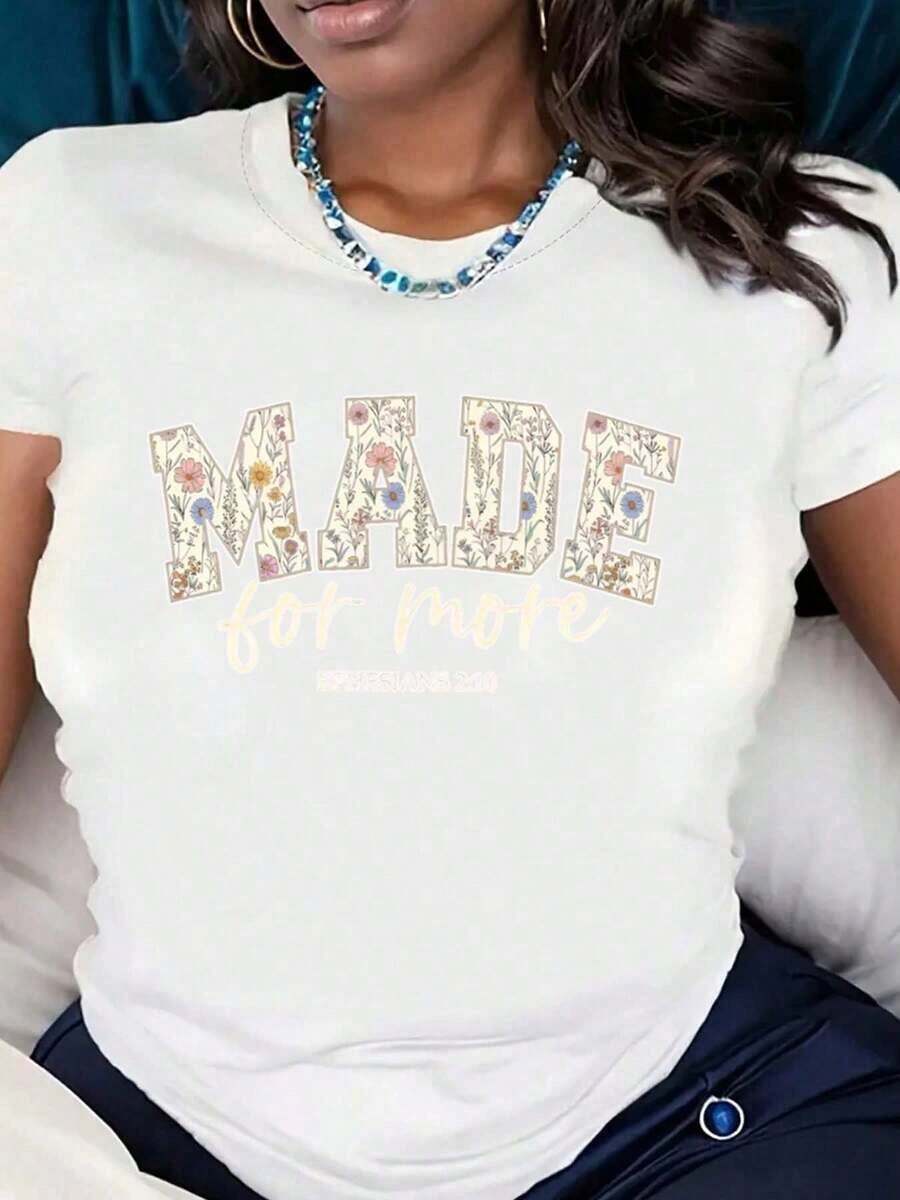Suave, transpirable y ligera para comodidad durante todo el día. Camiseta de manga corta para mujer con estampado floral y la frase "Made For More Ephesians 210". Ideal para uso diario casual. Tela cómoda, perfecta como regalo. 220g. Cuello redondo clásico con un corte relajado que favorece todas las formas del cuerpo y es fácil de combinar con jeans, shorts y leggings. - Blanco - Ver 1