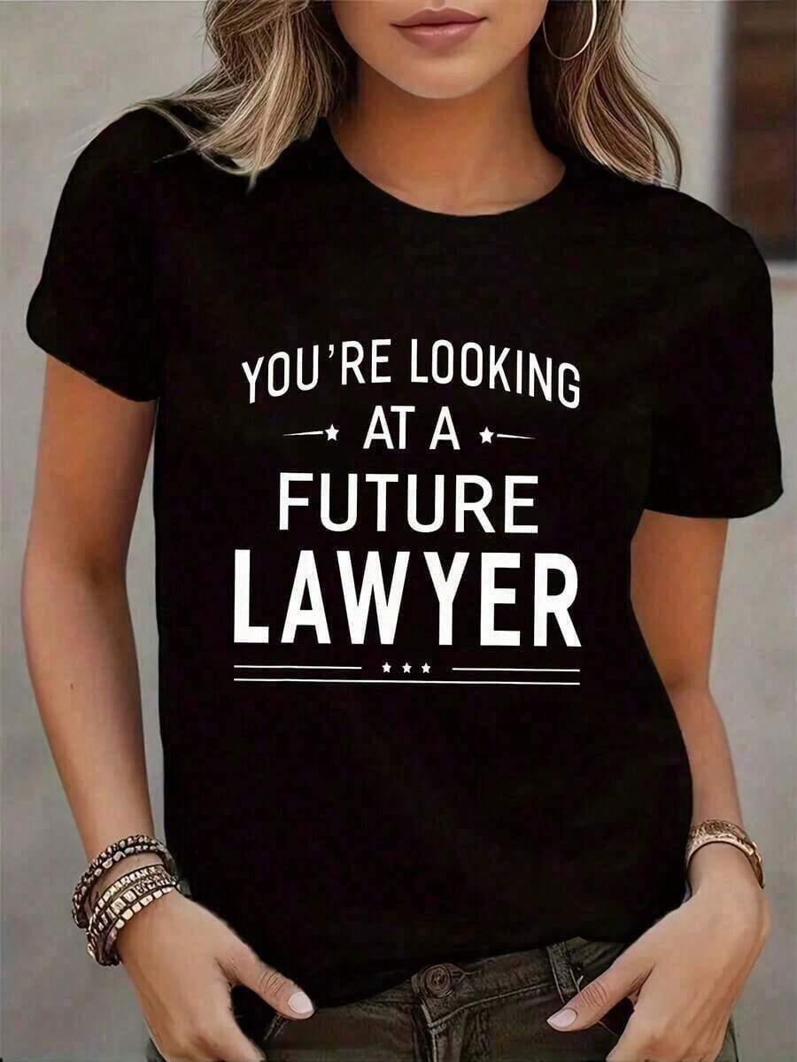short sleevesCamiseta Casual de Manga Corta para Mujer con Estampado Gráfico "YOU'RE LOOKING AT A FUTURE LAWYER", Patrón Geométrico en Blanco y Negro, Cuello Redondo, Lavable a Máquina, Corte Regular, Para Primavera, Verano y Uso Durante Todo el Año, Camisetas para Mujer, Ropa de Verano, Silueta en Línea H, Estilo Relajado, Tela Duradera, Material Semitransparente - Estilo Urbano Vintage, Camiseta Unisex de Manga Corta y Cuello Redondo, 100% Algodón Puro, Básica, Casual, para Uso Diario, Tops Cómodos. Ocio - Negro - Ver 1