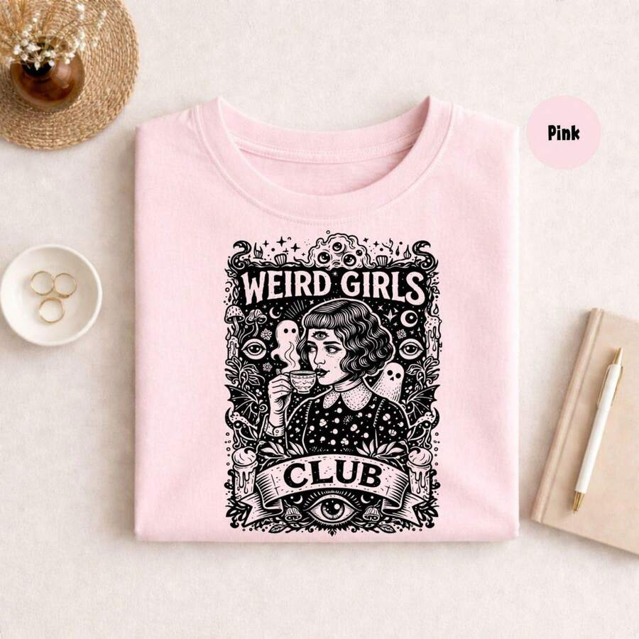 Weird Gir1ls Club S1Hirt, Gothic Illustration Graphic T1EE, Quirky Dark Art Top, Alternat Feminine Artwork S1Hirt, Occult StY1Le Drawing T1EE.JPG - Blanco - Ver 1