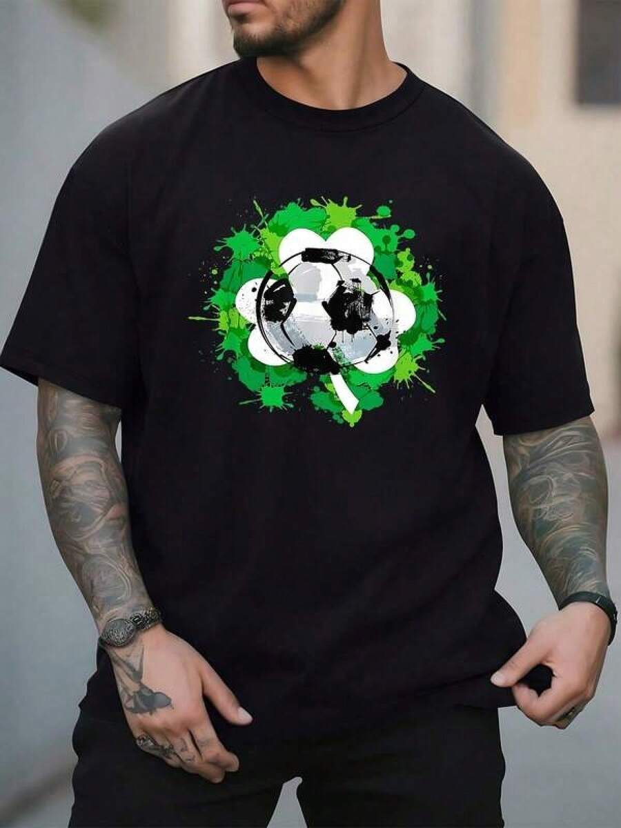 Imagen de balón de fútbol fusionado con trébol que simboliza la unión entre la pasión deportiva y la buena suerte inspirando energía positiva para los aficionados Camiseta de hombre - Negro - Ver 1