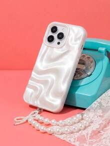 ShellaStory Funda de teléfono de moda con elementos de perla blanca minimalista, pulsera con diseño de patrón de onda 3D y cordón, compatible con iPhone 17 Pro / 17 Air / 17/16 / 17 Pro Max / Pro Max / Pro / 16 Plus / 16/16 / 15/15 Pro Max / 15 Plus / 15 Pro / 11/12/13/14 Pro Max / 11 Pro / 11 Pro Max / 12 Pro / 12 Pro Max / 13 Pro / 13 / 14 Pro Max / Pro Max / 14 Pro / 14 Plus, regalo de cumpleaños y primavera minimalista y de moda - Pulsera/brazalete de perla blanca premium + perla - Ver 2