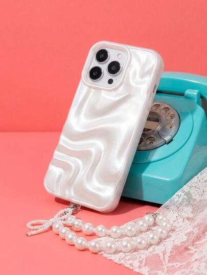 Étui de téléphone mode minimaliste avec éléments de perle blanche, bracelet à motif vague 3D avec cordon, compatible avec iPhone 17 Pro / 17 Air / 17/16 / 17 Pro Max / Pro Max / Pro / 16 Plus / 16/16 / 15/15 Pro Max / 15 Plus / 15 Pro / 11/12/13/14 Pro Max / 11 Pro / 11 Pro Max / 12 Pro / 12 Pro Max / 13 Pro / 13 / 14 Pro Max / Pro Max / 14 Pro / 14 Plus. Cadeau de printemps minimaliste et à la mode pour l'anniversaire.