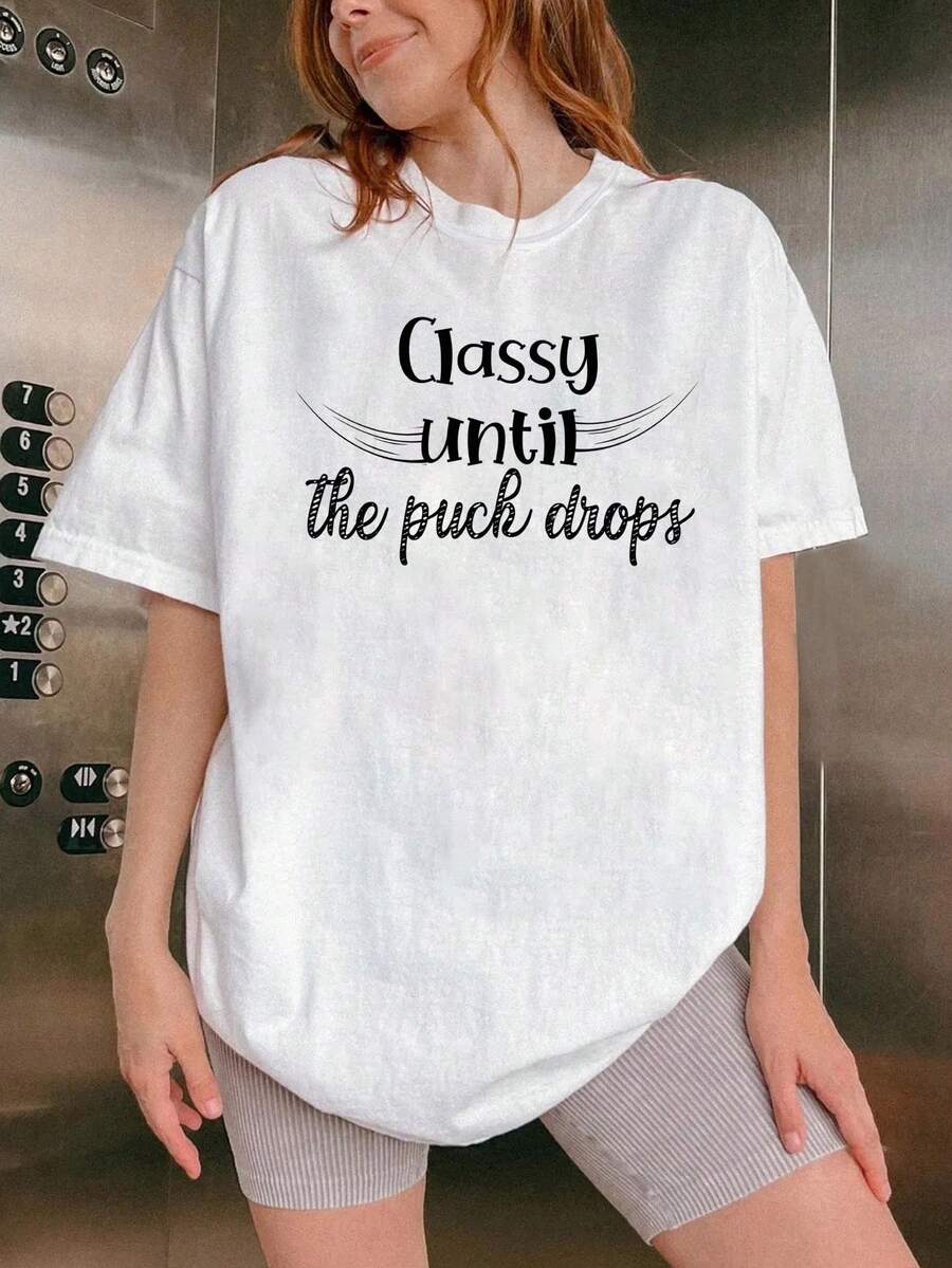 Una elegante camiseta para mujer inspirada en el hockey sobre hielo, con cuello redondo estándar, diseñada para primavera y verano con un estilo ligero e informal, adornada con diseños imaginativos y frases icónicas. Es lavable a máquina - de alta calidad - Blanco - Ver 1