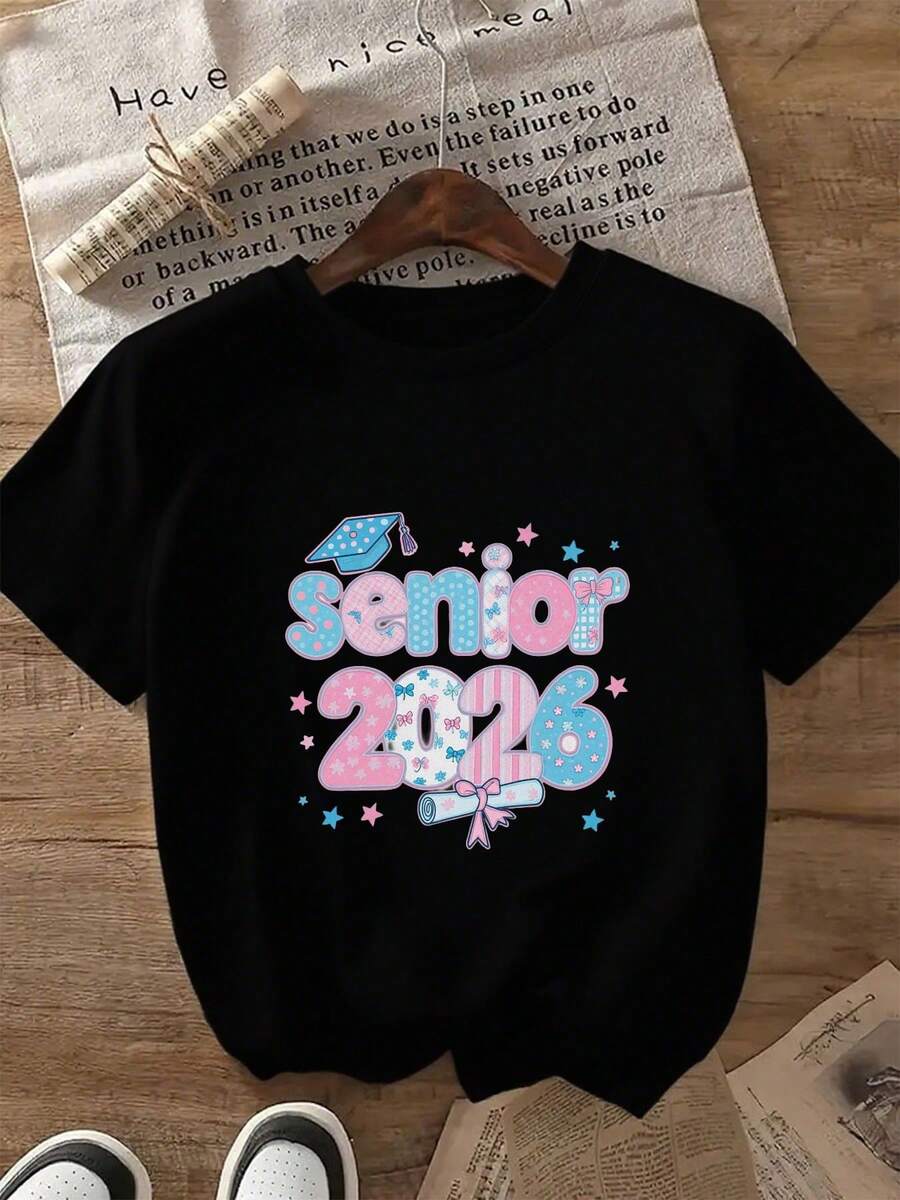 Una camiseta de manga corta para mujer, moderna, a la moda, retro, casual y holgada, adecuada para actividades al aire libre en primavera y verano, camiseta para la temporada de graduación 2026 - con fuente de burbujas colorida, con estampados de sombreros y estrellas, tela cómoda de 220 g de peso, camiseta unisex de cuello redondo, ropa casual de verano, un regalo perfecto para los graduados de 2026.blusas para mujer,blusas casuales para dama,tops,, mujer premium,y2k,playeras de mujer curvy,ofertas y liquidaciones ropa mujer,playeras deportivas para mujer,,playeras de hombre, mujer,blusas>elegante ZCBR - Negro - Ver 1