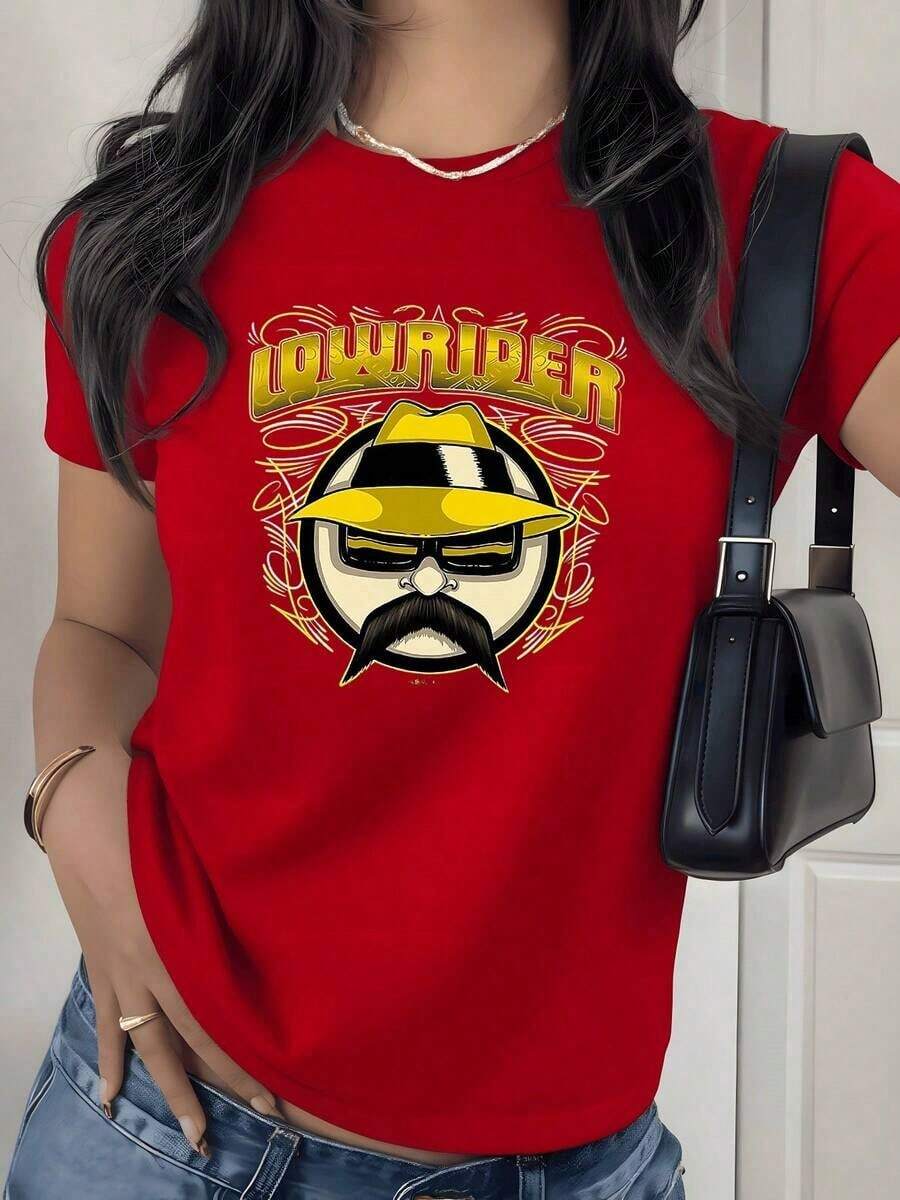 Camiseta con estampado gráfico de ilustración de gorra Lowrider, 180g, 1 pieza, estilo retro urbano, casual para mujer, 100% algodón, manga corta, cuello redondo, top de moda de verano. - Rojo - Ver 1